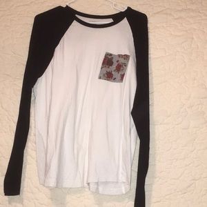 Long sleeve with floral pocket